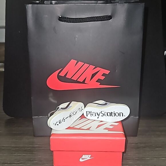 Travis Scott x Playstation 3D Sneaker Keychain/w BOX and Bag - Picture 3 of 3